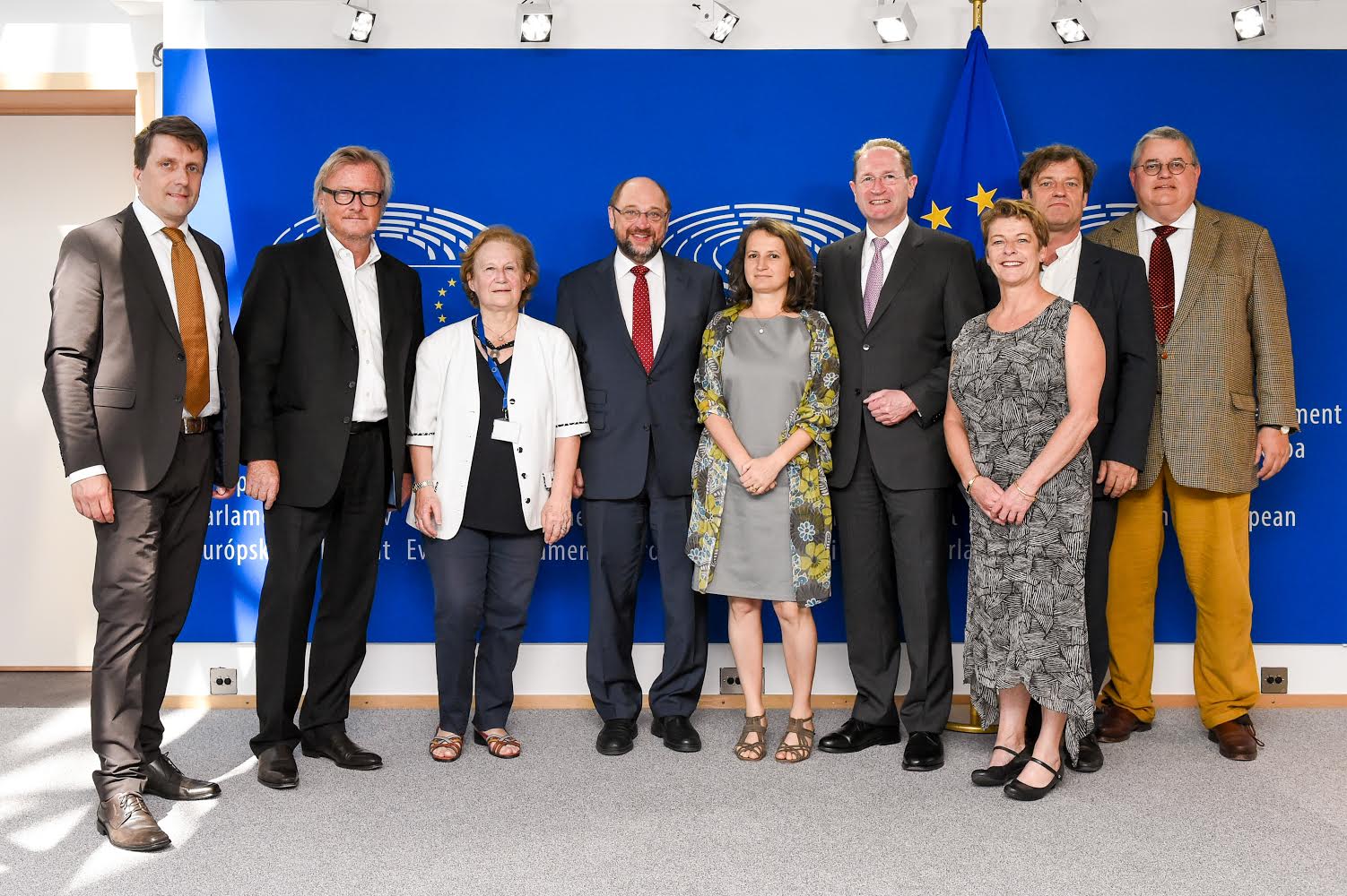 2015 bei Martin Schulz, Präsident des Europäischen Parlaments, in Brüssel (v.l.n.r.): Dr. Lutz Mükke (Projektkoordinator ECPMF), Hans-Ulrich Jörges (Gruner + Jahr), Maria Laura Franciosi (Ossigeno per l’Informazione), Martin Schulz (Europaparlament), Luisa Chiodi (Osservatorio Balcani e Caucaso), Dr. Harald Langenfeld (Medienstiftung der Sparkasse Leipzig), Margo Smit (VVOJ), Ides Debruyne (Journalismfund.eu), Stephan Seeger (Medienstiftung der Sparkasse Leipzig).