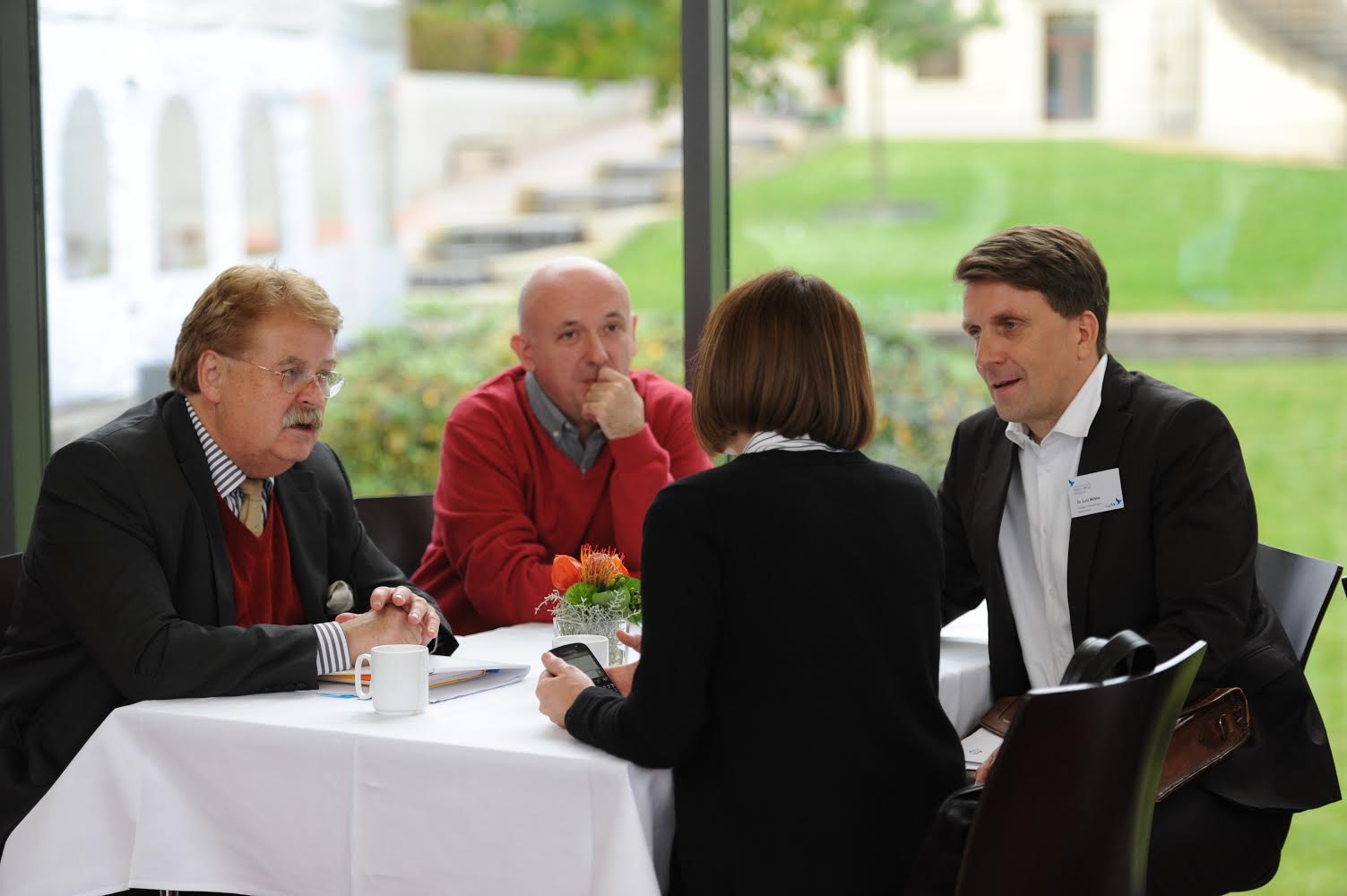 Elmar Brok, président de la commission des affaires étrangères du Parlement européen et membre de longue date du conseil d'administration du VPE, en conversation avec les membres de l'ECPMF, Vladimir Radomirovic, rédacteur en chef de Pištaljka / Serbie; Ljiljana Smajlović, présidente de l'Association des journalistes de Serbie et Dr Lutz Mükke, directeur général ECPMF (c) ECPMF 2015