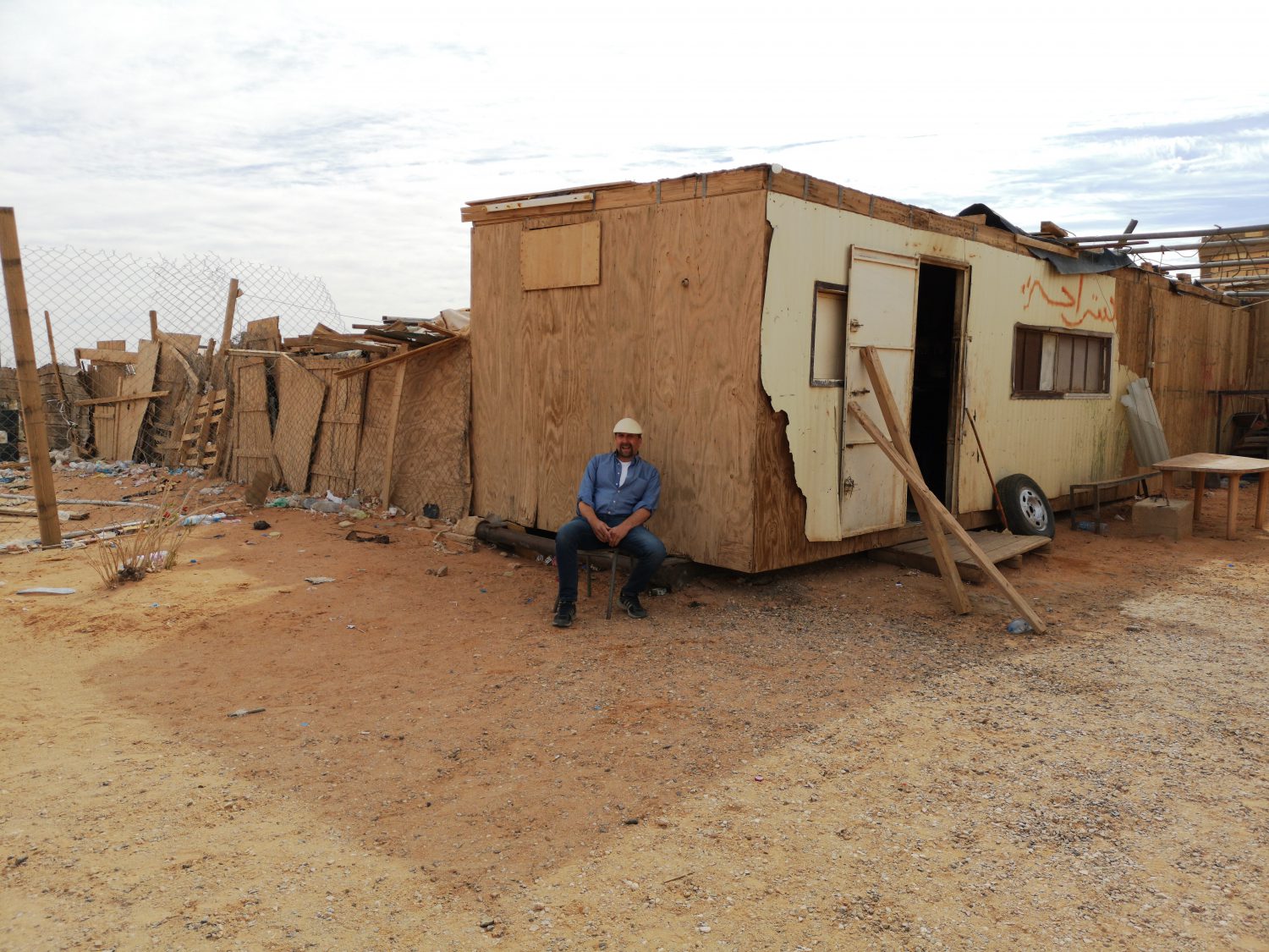 Rast an einem Restaurant in der Süd-Sahara, Algerien (c) Lutz Mükke