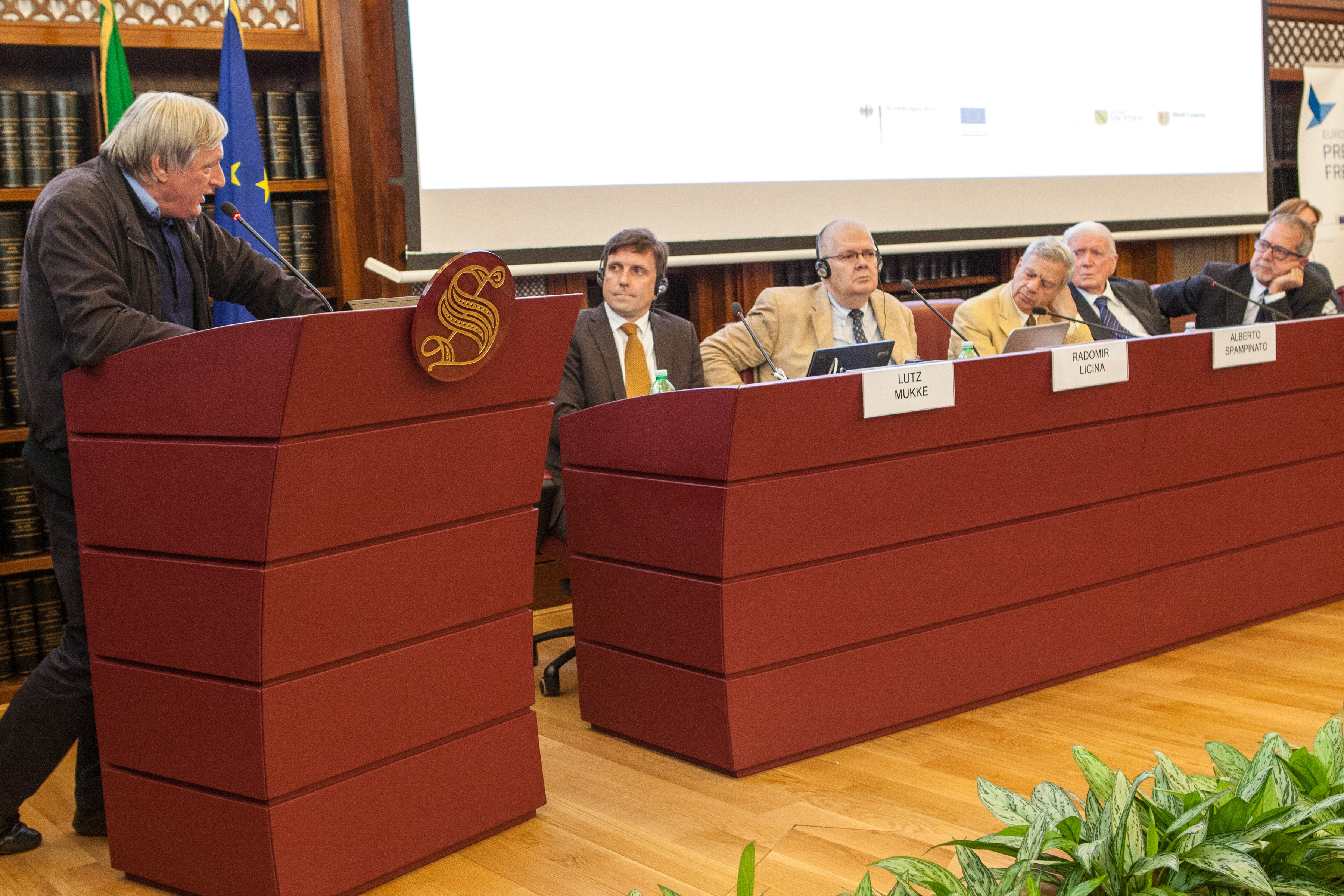 Dr. Lutz Mükke (2. v.l.) auf einem Experentpanel im Römischen Senat, Italien 2015, (c) Ossigenio del Informazione